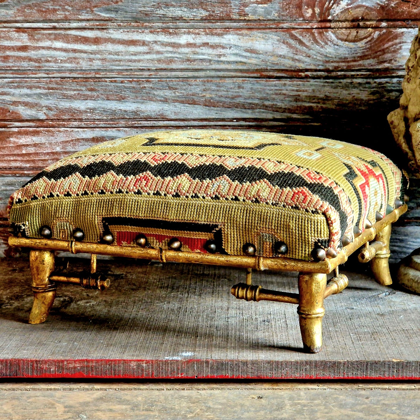 Tabouret à broderie au point de croix, ancien français, avec pieds dorés en faux bambou.