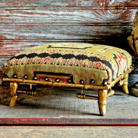 Tabouret à broderie au point de croix, ancien français, avec pieds dorés en faux bambou.