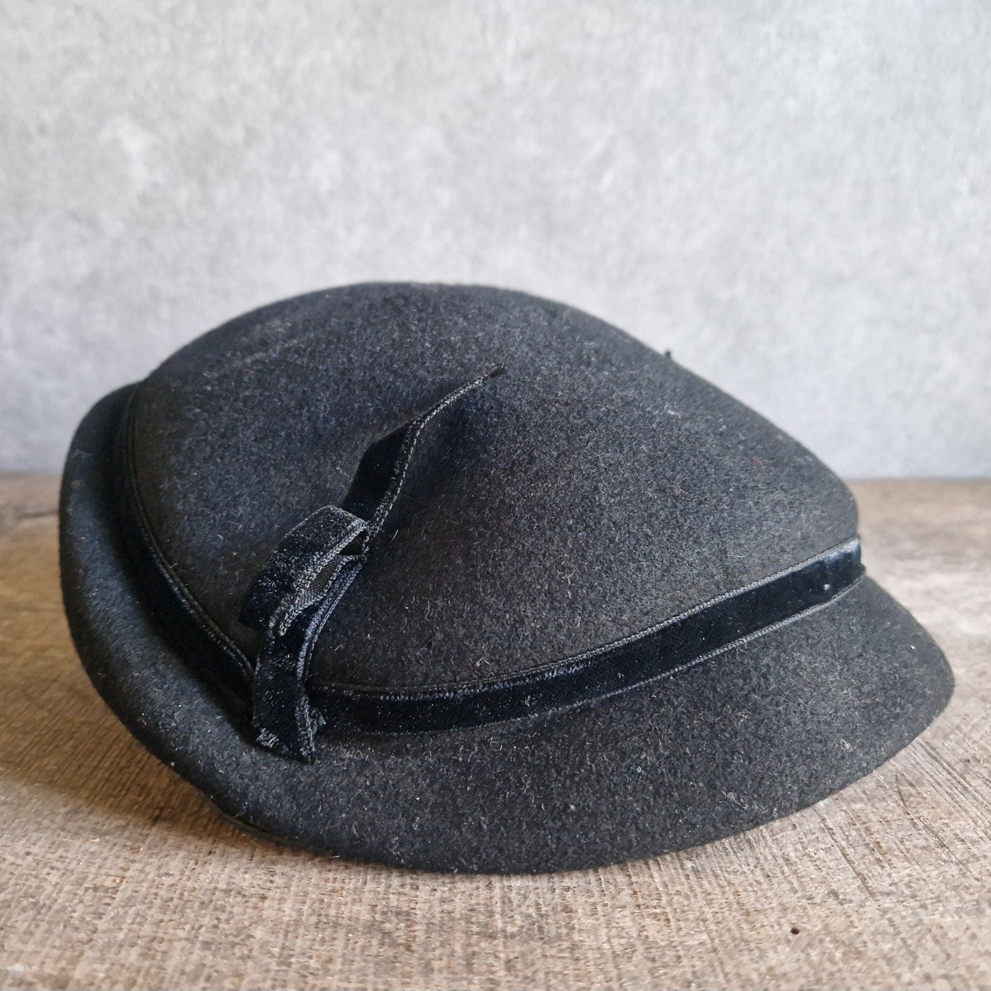 French ladies vintage 1950s black felt hat. Black French perch hat.