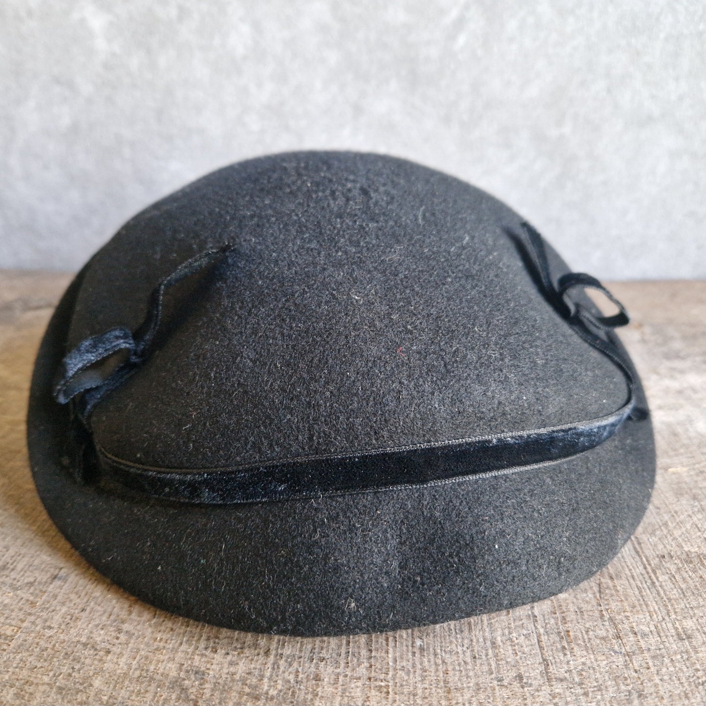French ladies vintage 1950s black felt hat. Black French perch hat.