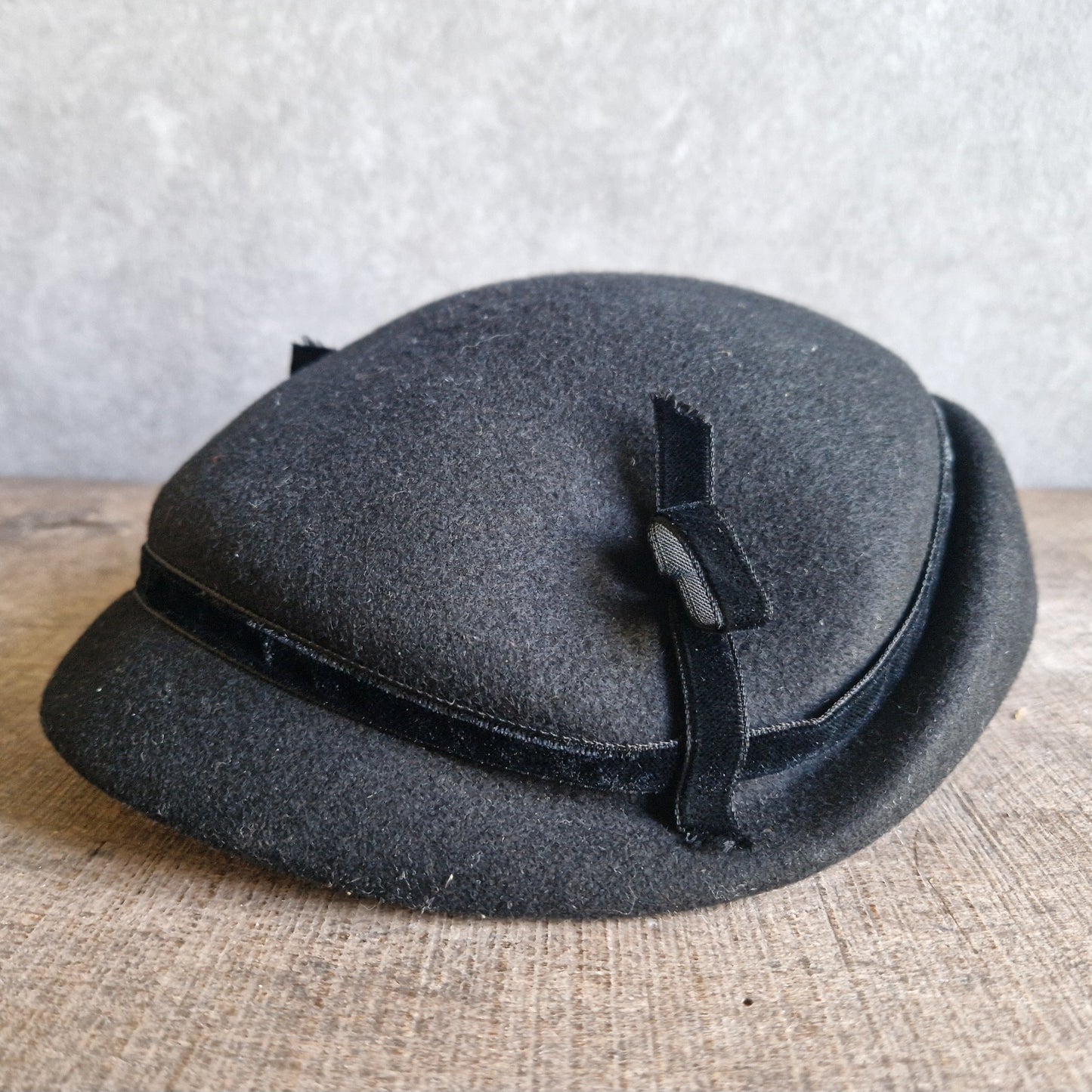 French ladies vintage 1950s black felt hat. Black French perch hat.