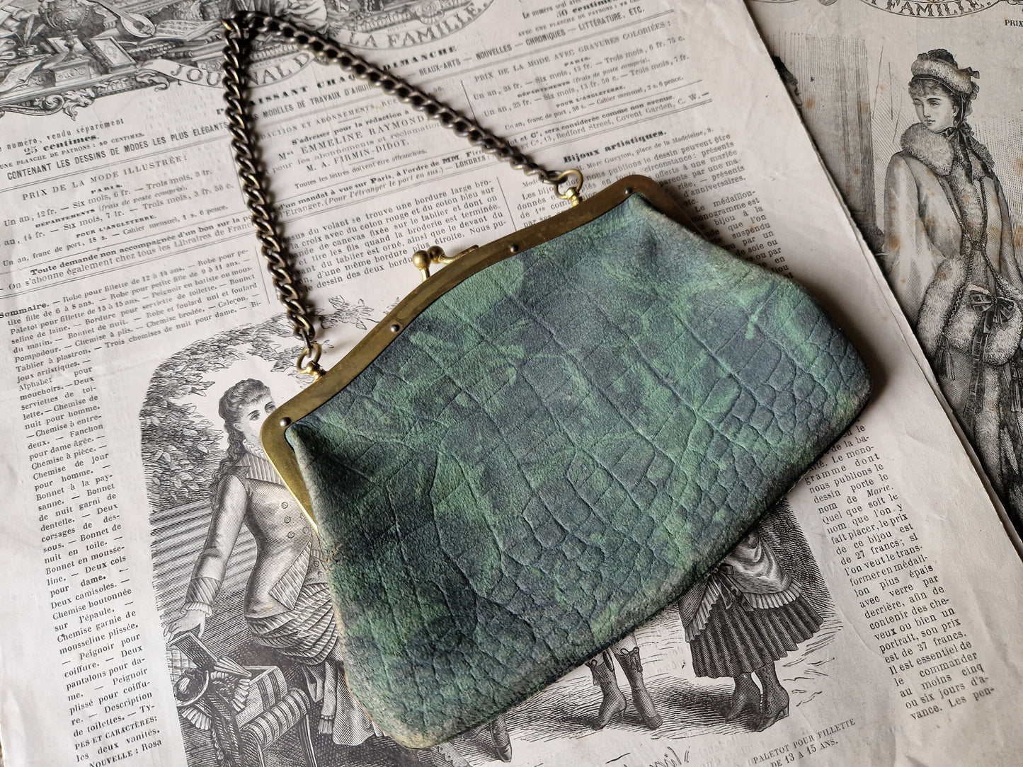 Sac de soirée français vintage années 1920. Doublure en cuir avec extérieur en faux cuir.