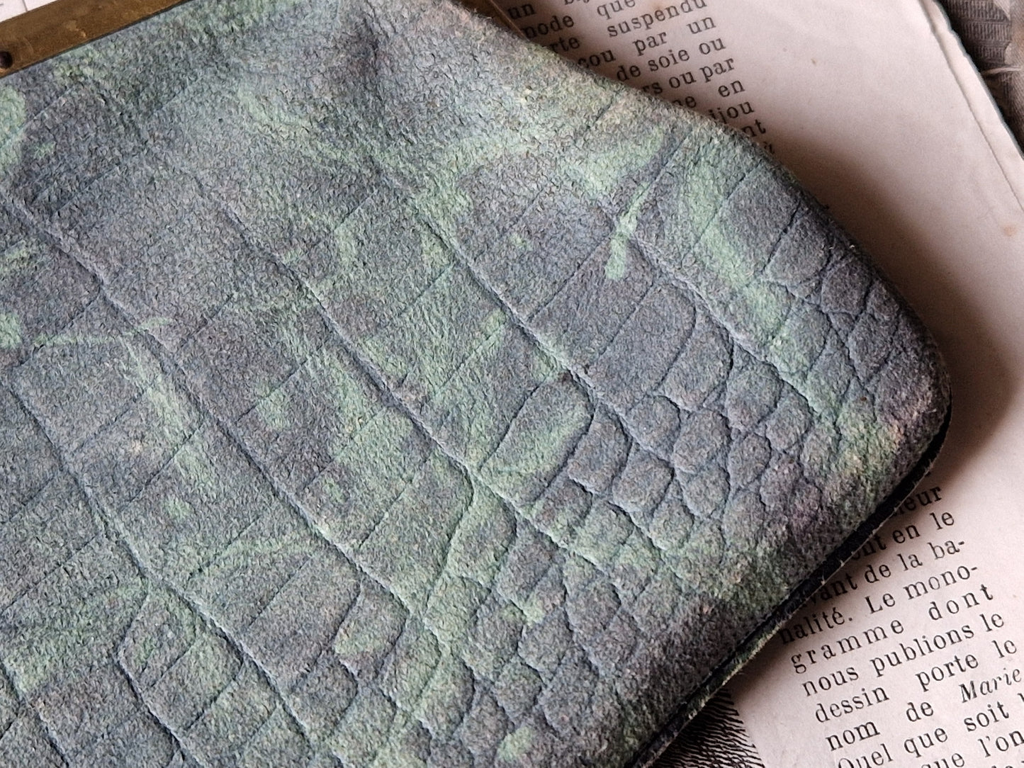 Sac de soirée français vintage années 1920. Doublure en cuir avec extérieur en faux cuir.