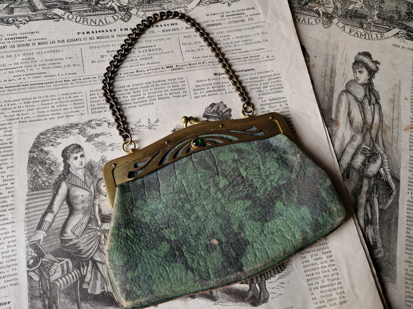 Sac de soirée français vintage années 1920. Doublure en cuir avec extérieur en faux cuir.