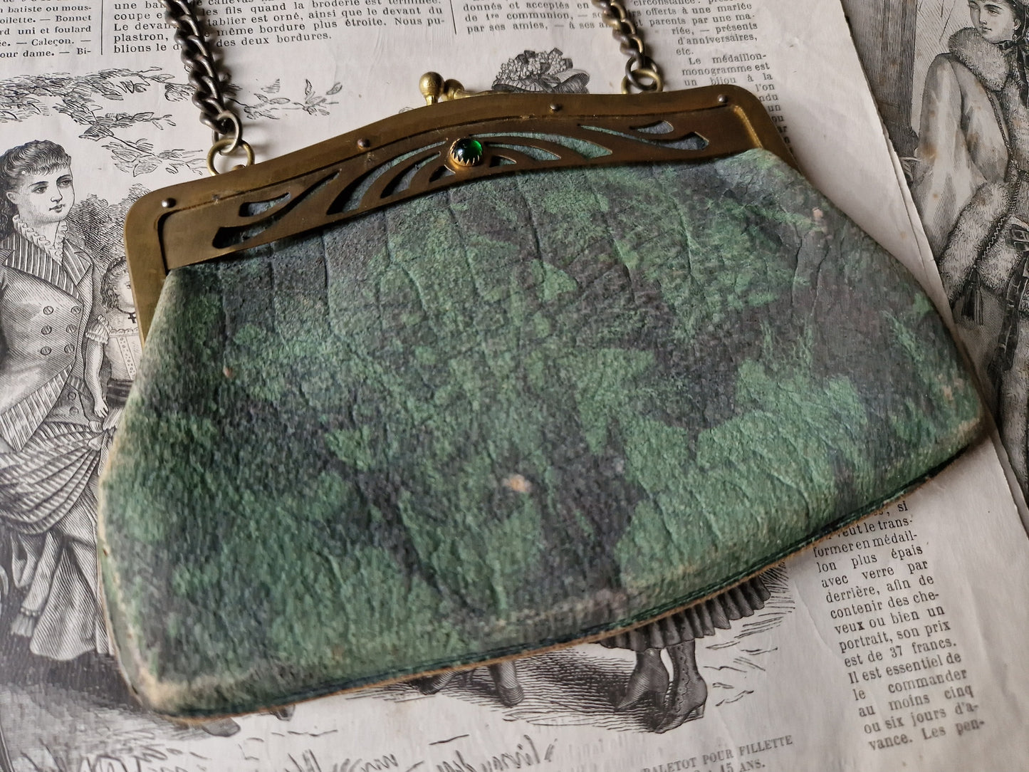 Sac de soirée français vintage années 1920. Doublure en cuir avec extérieur en faux cuir.