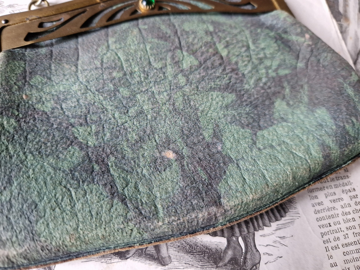 Sac de soirée français vintage années 1920. Doublure en cuir avec extérieur en faux cuir.
