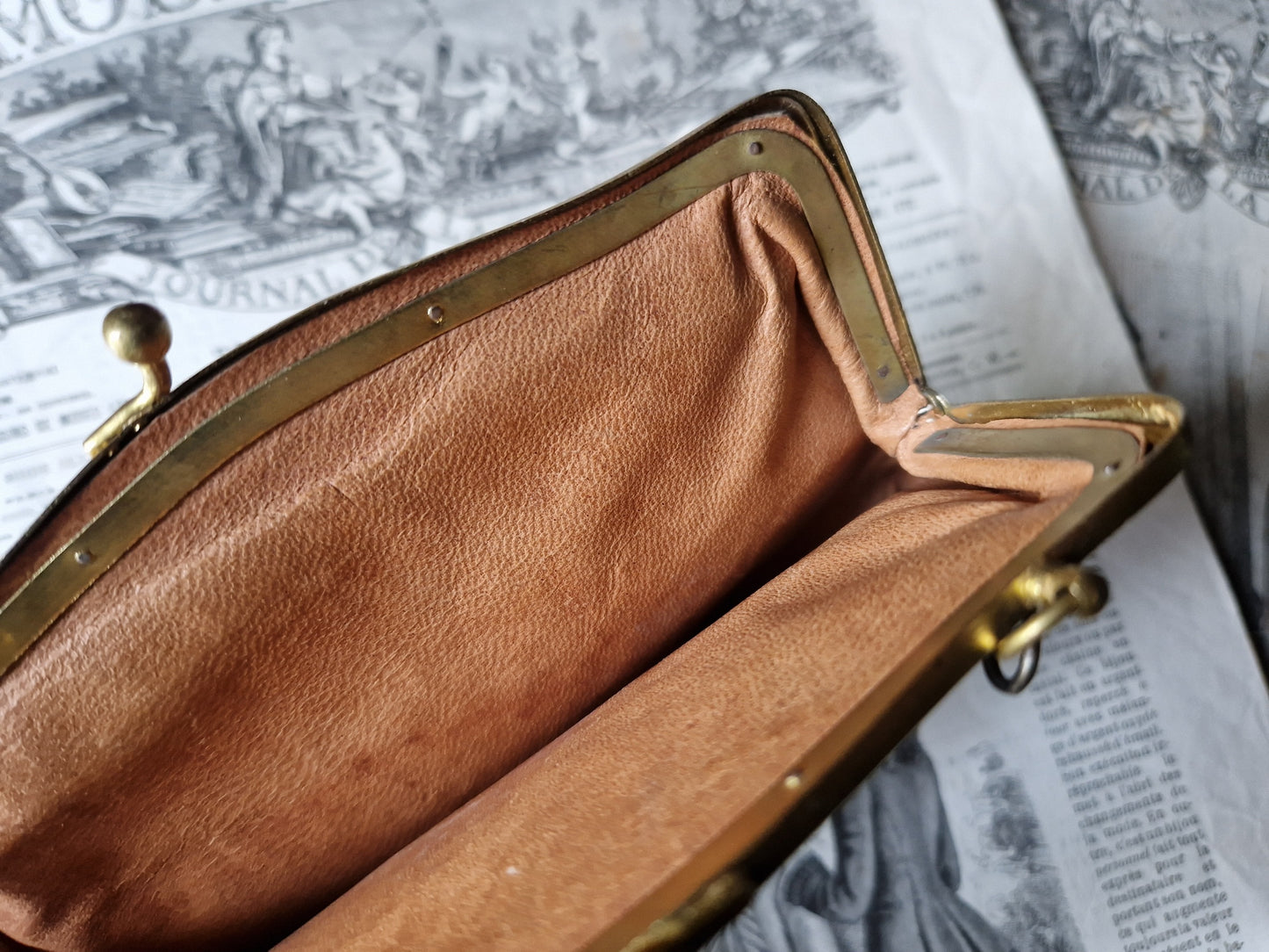 Sac de soirée français vintage années 1920. Doublure en cuir avec extérieur en faux cuir.