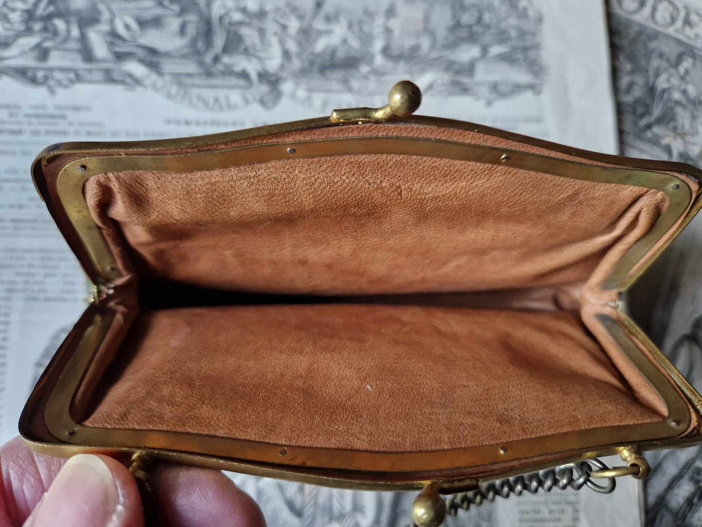 Sac de soirée français vintage années 1920. Doublure en cuir avec extérieur en faux cuir.