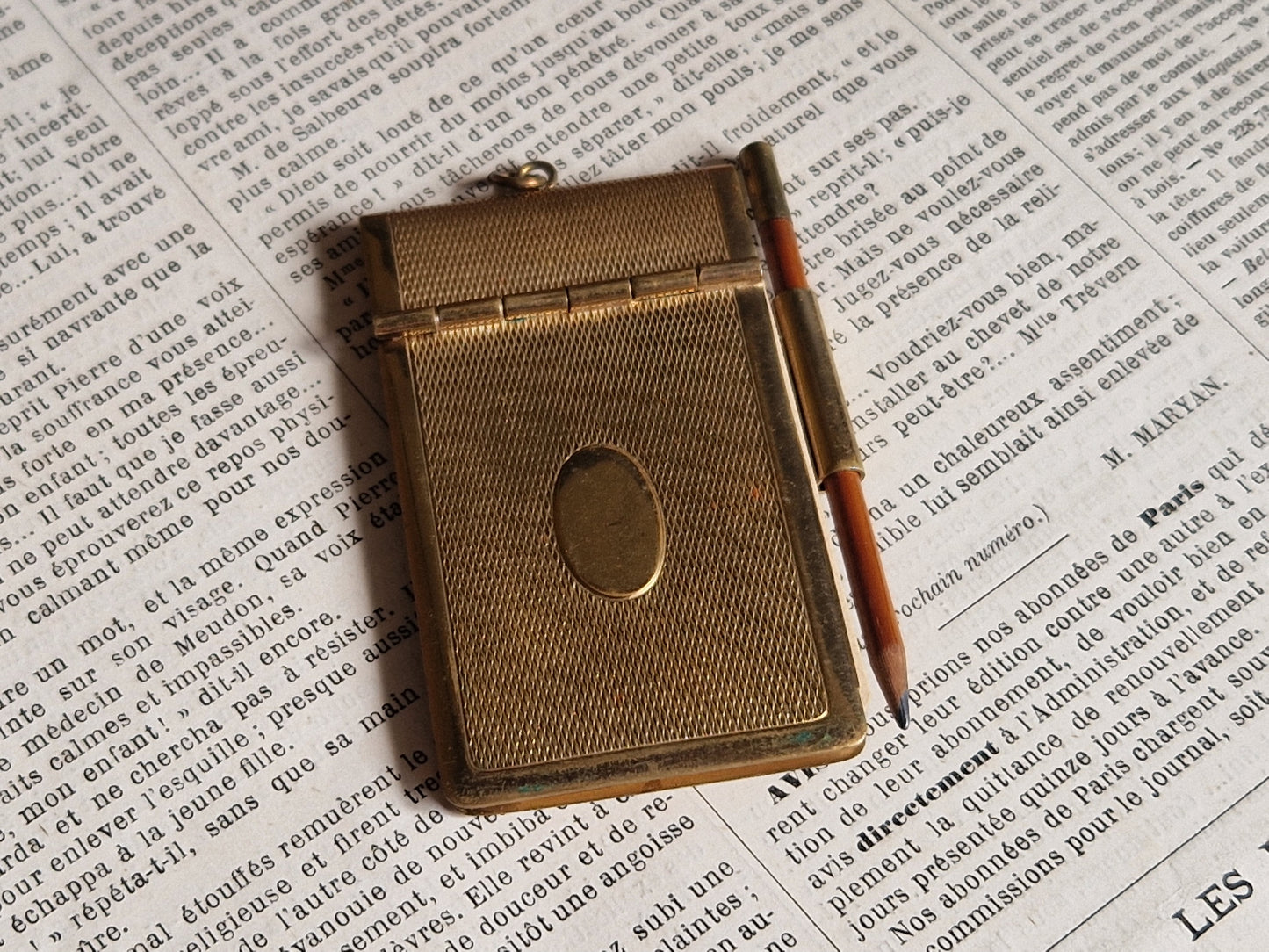 Gold coloured aide memoire on old paper.