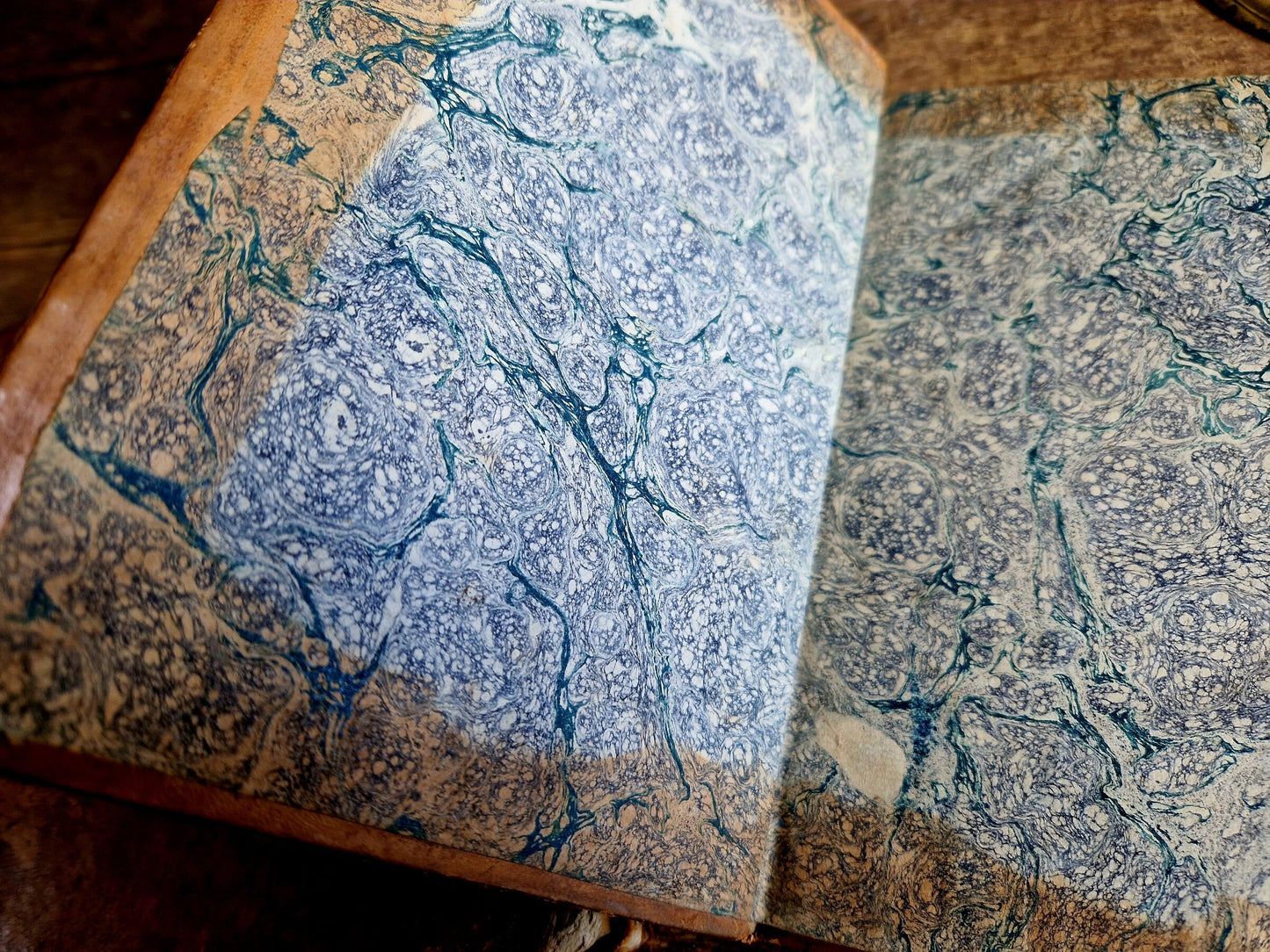 Livres anciens en cuir français, 1822-1824, Massillon, Décoration de livres