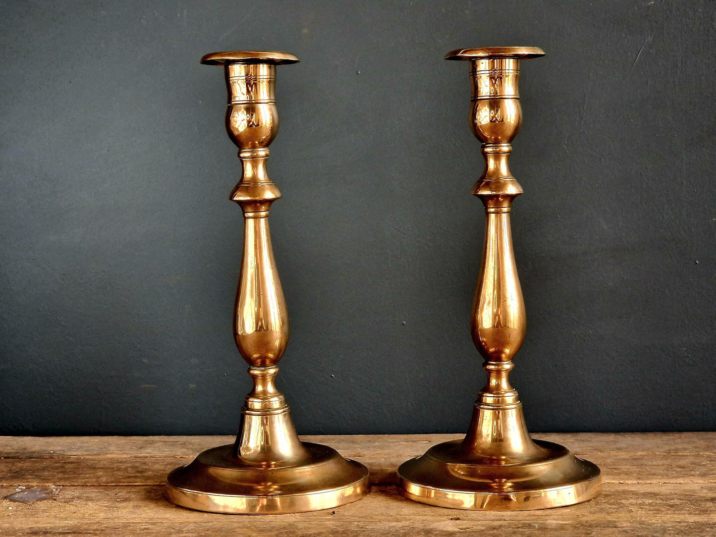 Paire de chandeliers anciens en laiton français, décor victorien du XIXe siècle