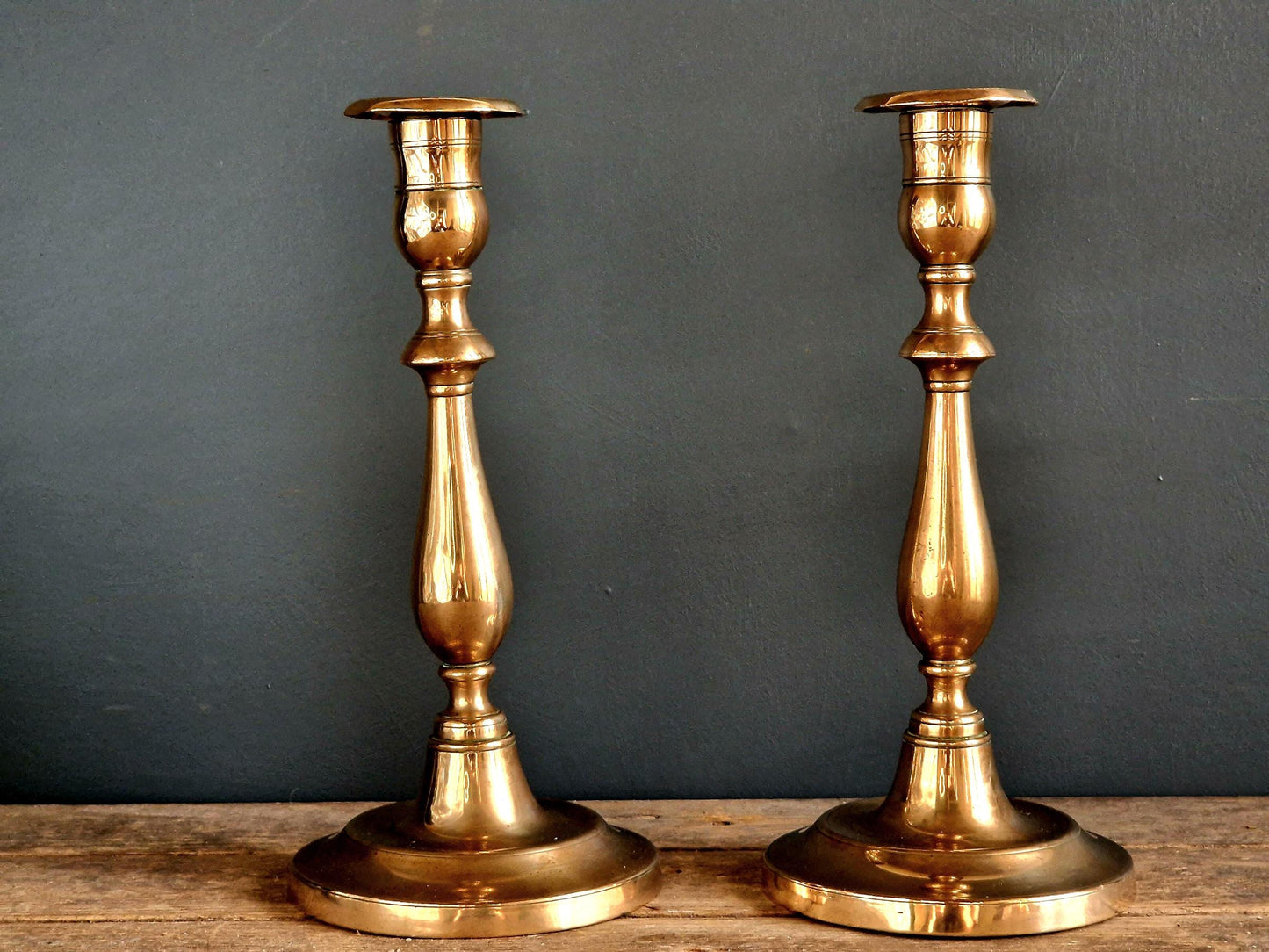 Paire de chandeliers anciens en laiton français, décor victorien du XIXe siècle