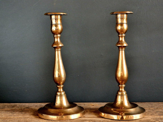 Paire de chandeliers anciens en laiton français, décor victorien du XIXe siècle