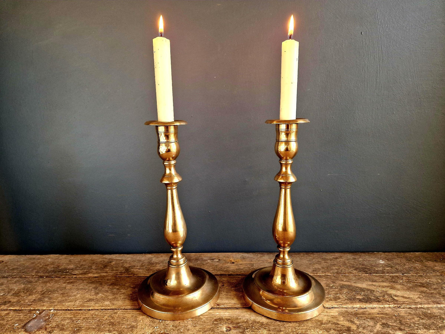 Paire de chandeliers anciens en laiton français, décor victorien du XIXe siècle