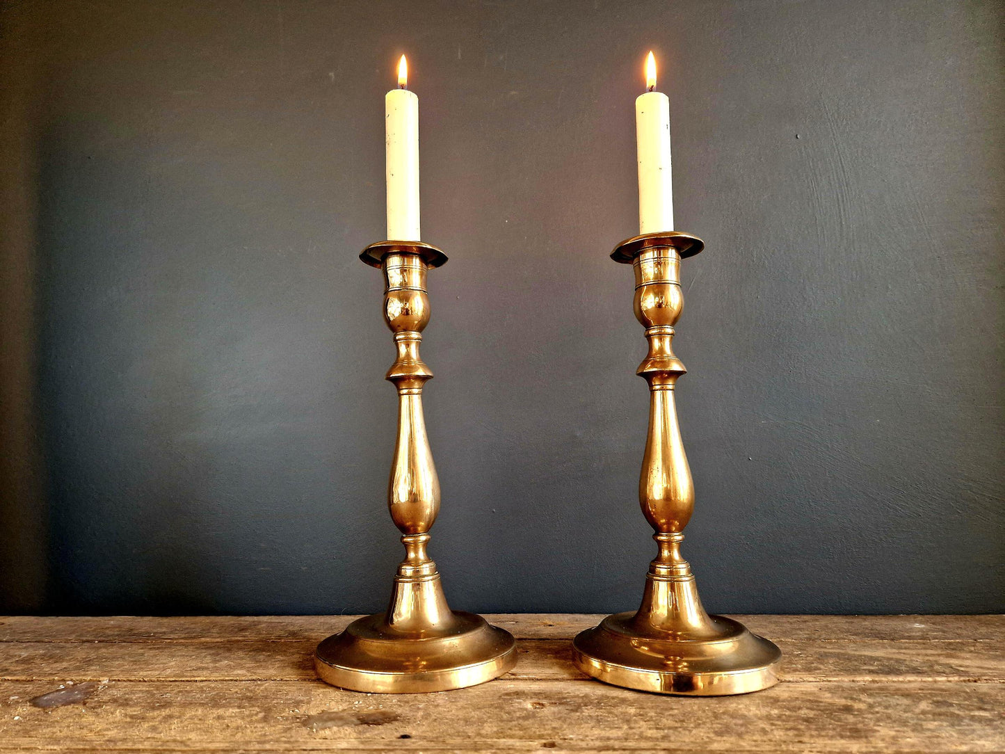 Paire de chandeliers anciens en laiton français, décor victorien du XIXe siècle