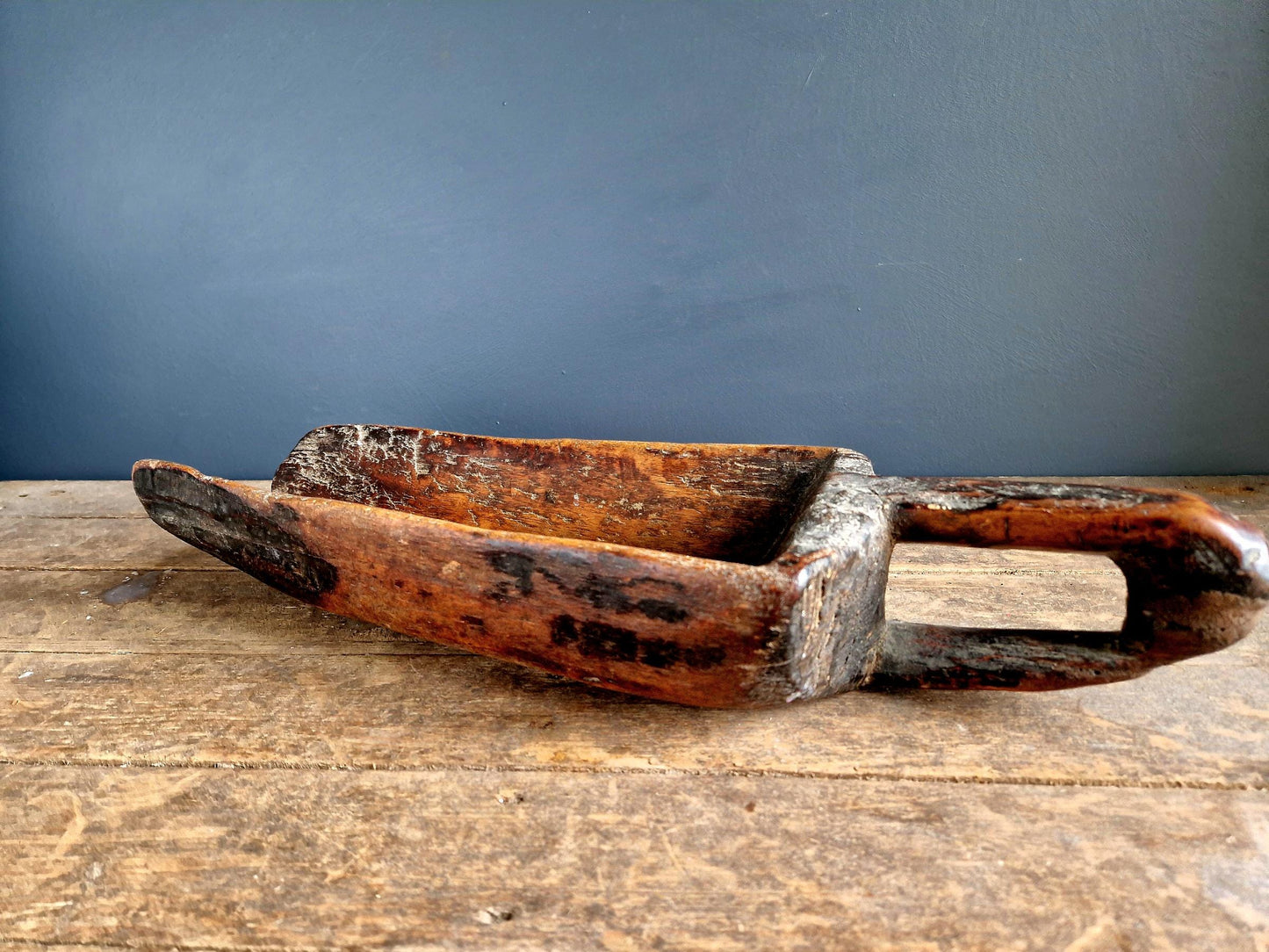 Pelle en bois ancienne française, décoration de cuisine rustique de style ferme