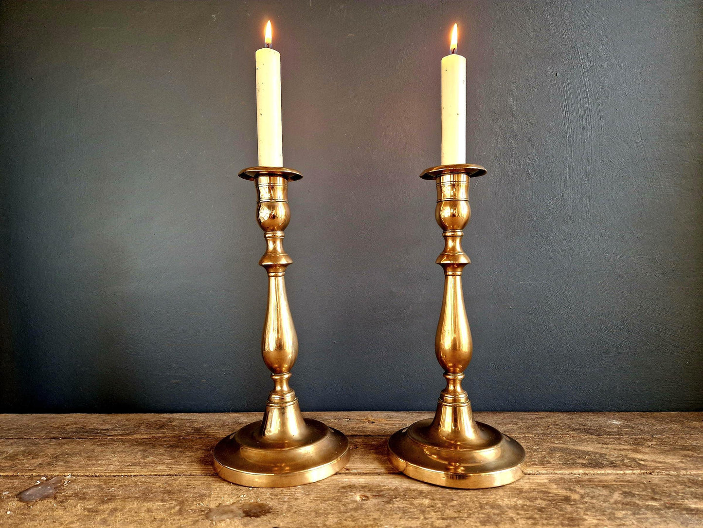Paire de chandeliers anciens en laiton français, décor victorien du XIXe siècle