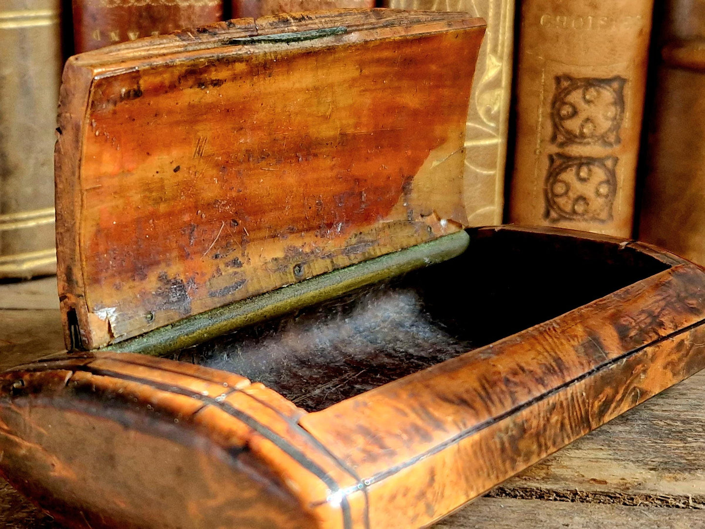 Antique snuff box French wooden snuff box 19th century.