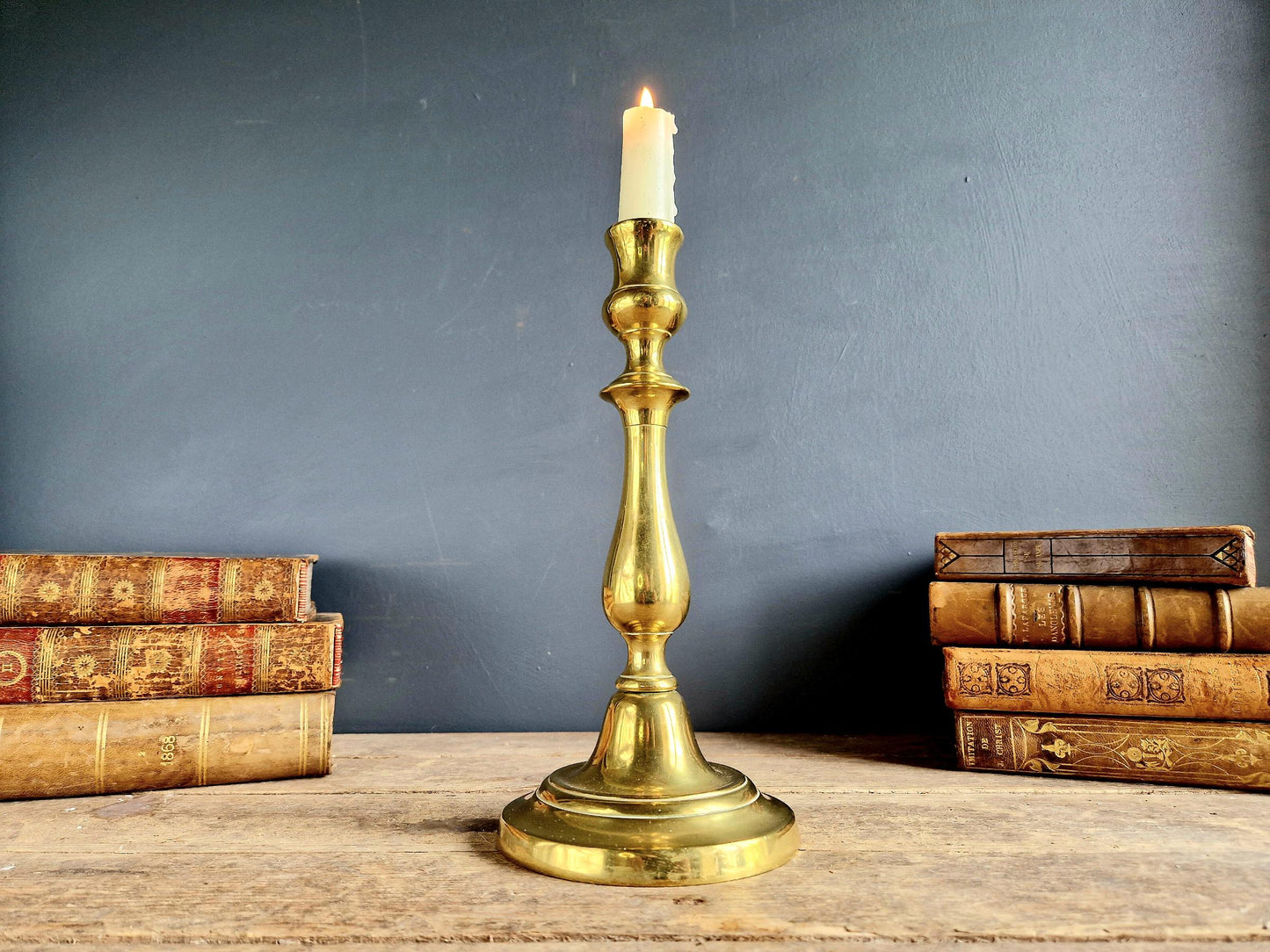Bougeoir ancien en laiton français, décor européen du XIXe siècle