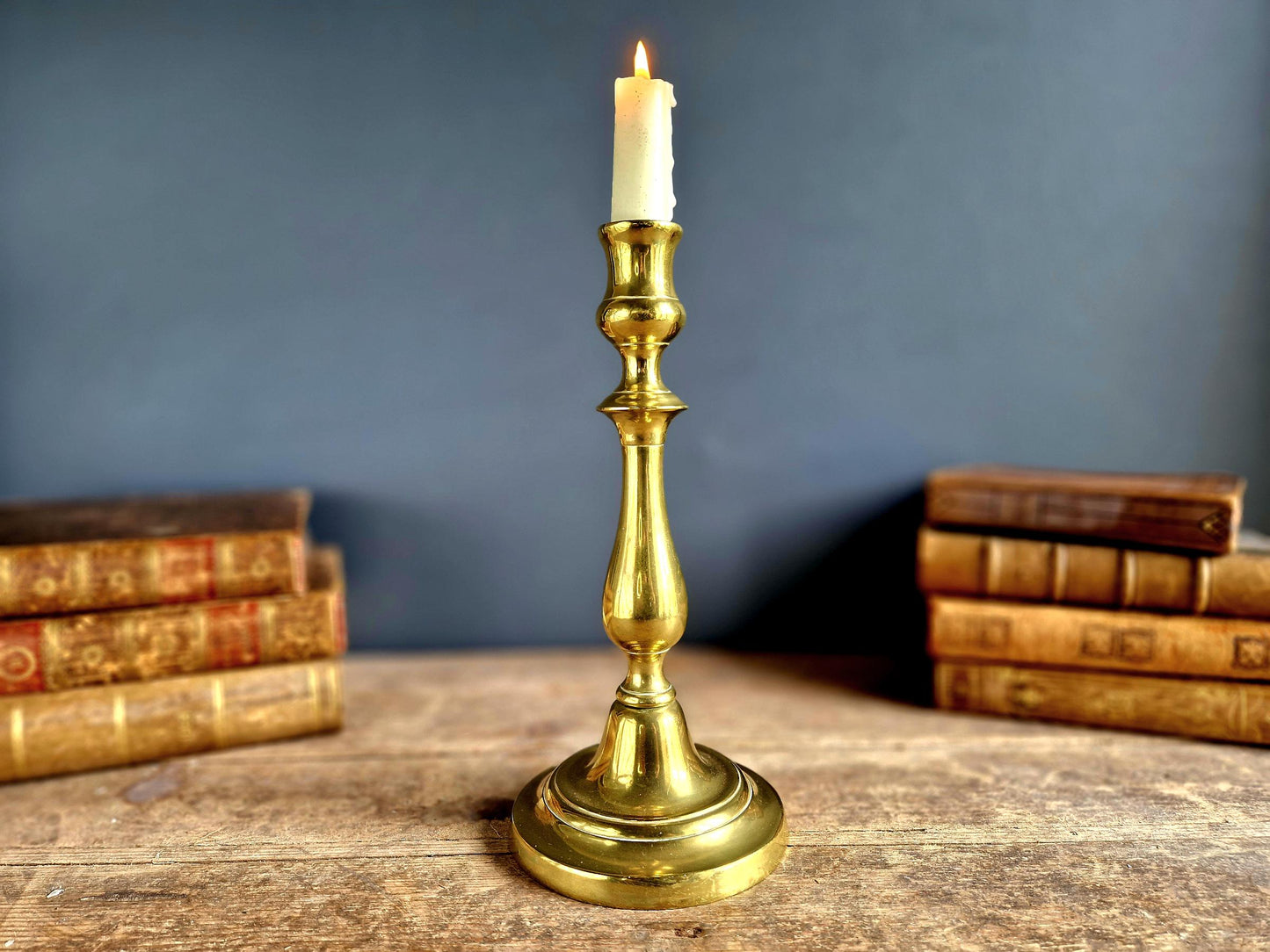 Bougeoir ancien en laiton français, décor européen du XIXe siècle