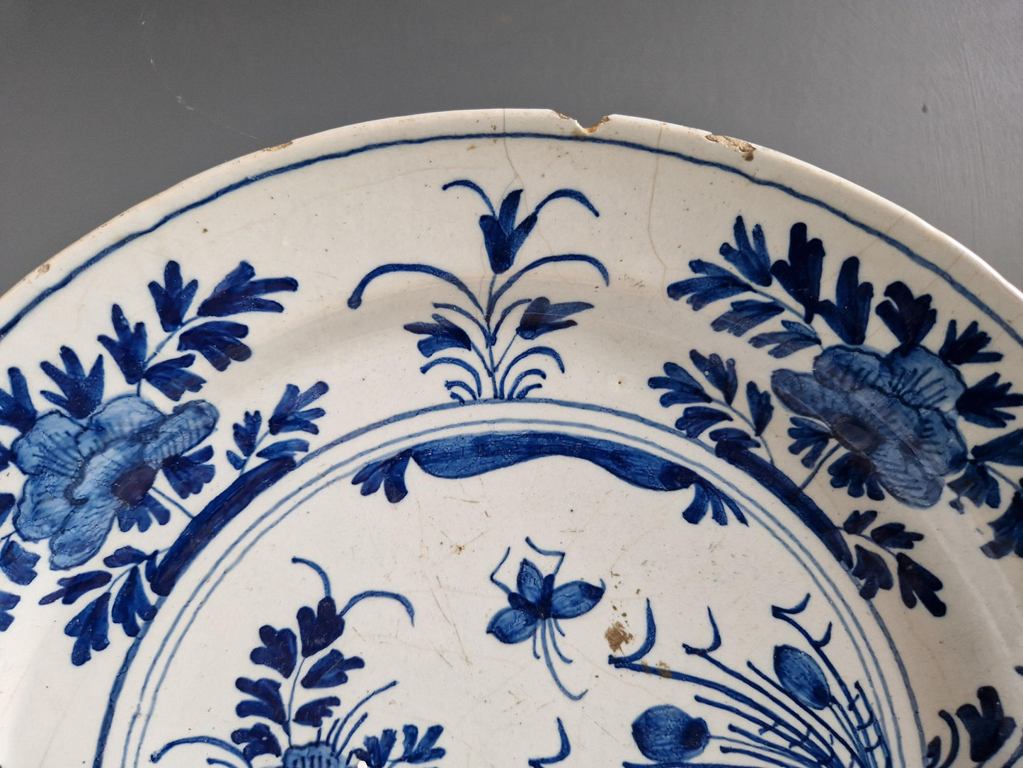 Assiette de Delft ancienne, décor floral, décor hollandais du XVIIIe siècle