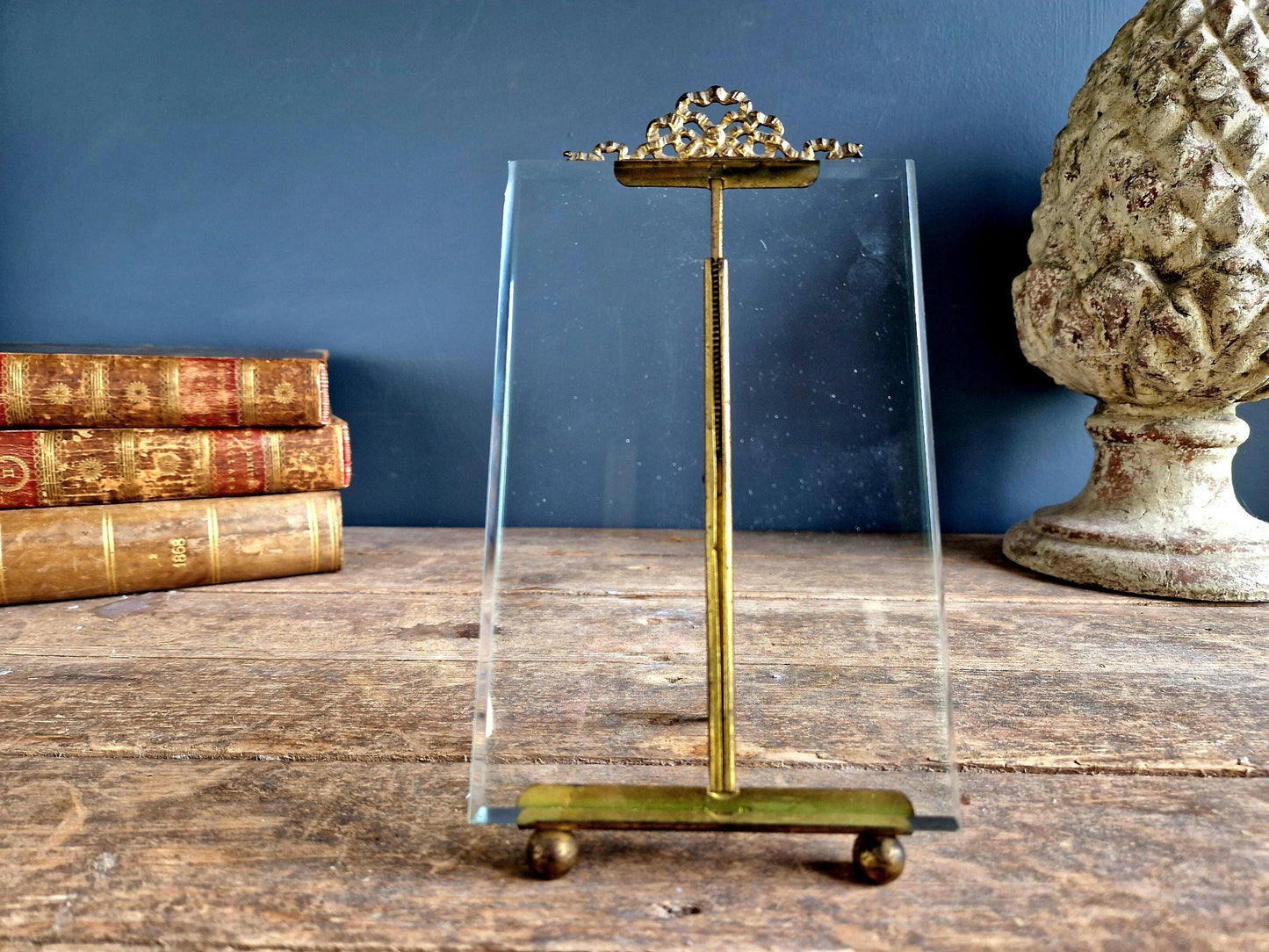 Cadre photo ancien français en verre biseauté, orné d'un ruban en métal doré