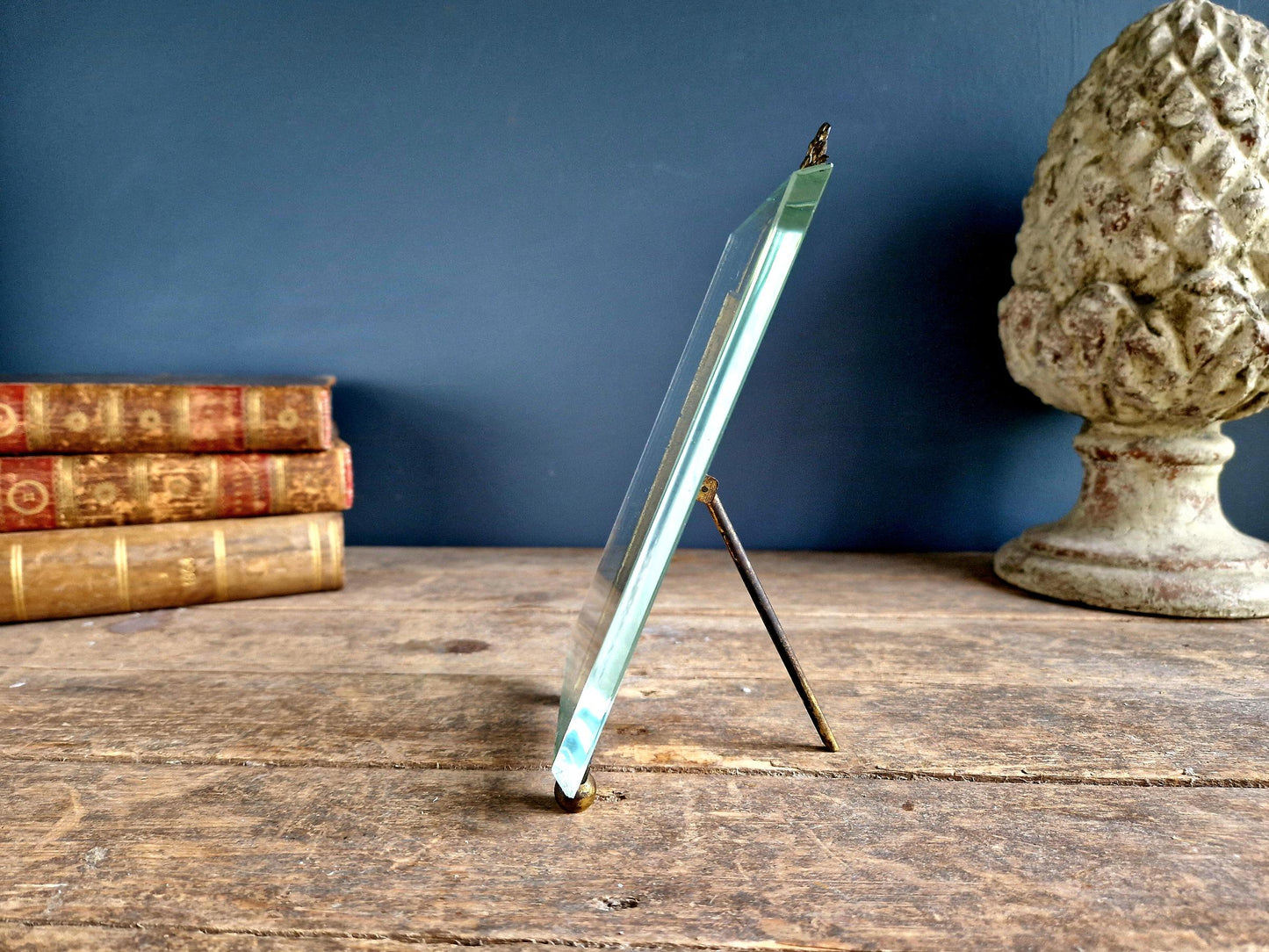 Cadre photo ancien français en verre biseauté, orné d'un ruban en métal doré