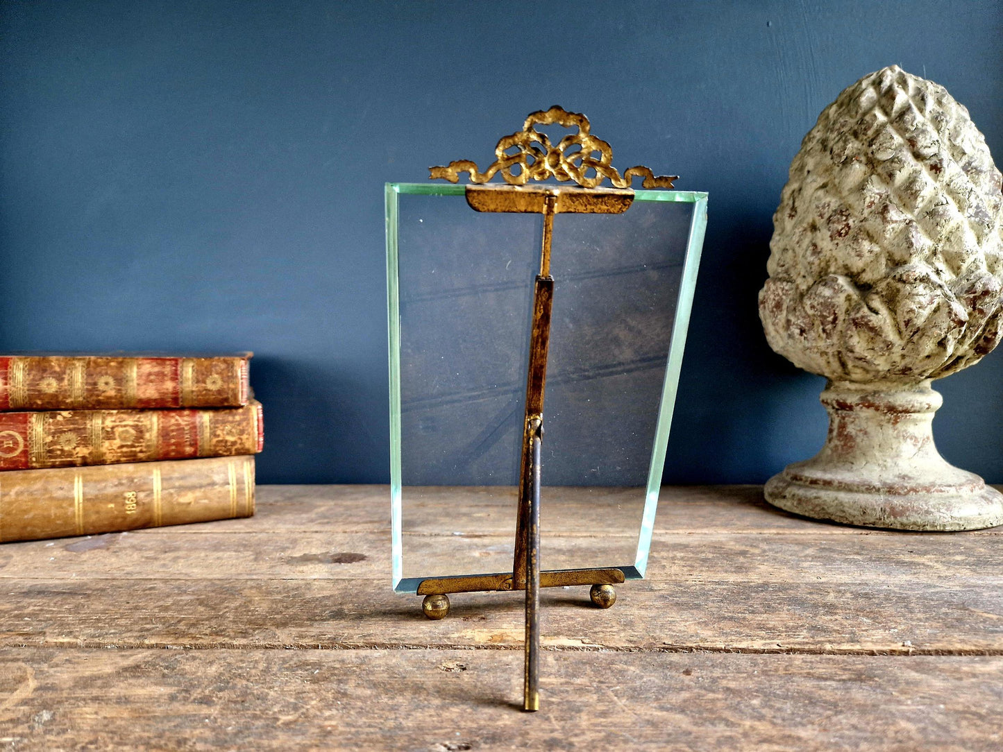 Cadre photo ancien français en verre biseauté, orné d'un ruban en métal doré