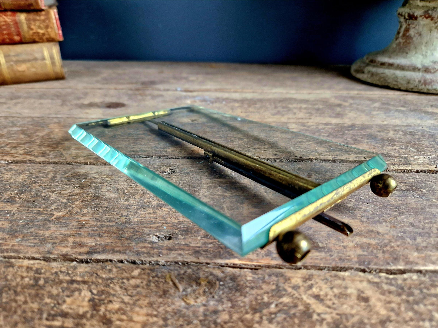 Cadre photo ancien français en verre biseauté, orné d'un ruban en métal doré