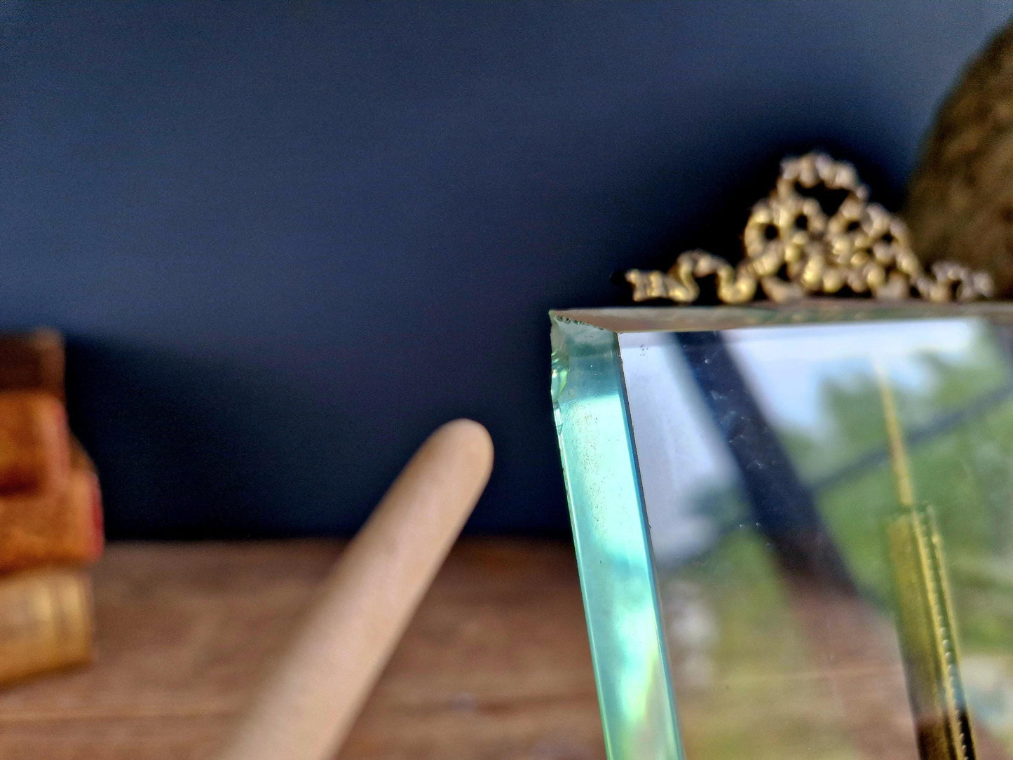 Cadre photo ancien français en verre biseauté, orné d'un ruban en métal doré