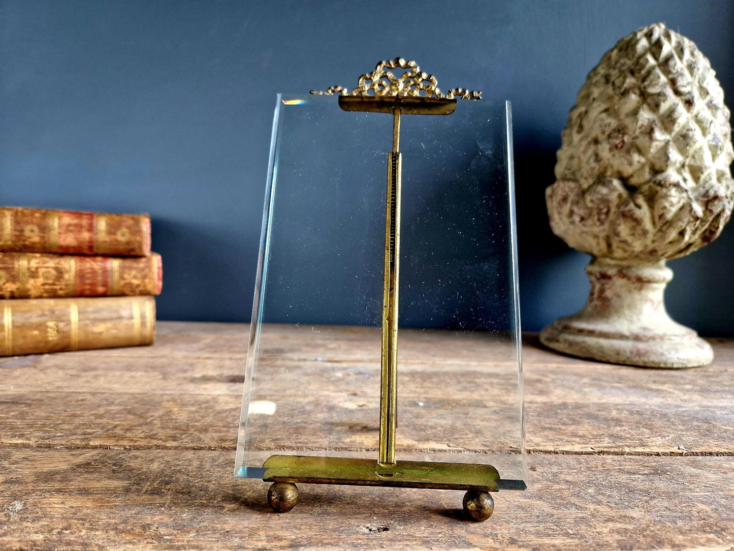 Cadre photo ancien français en verre biseauté, orné d'un ruban en métal doré