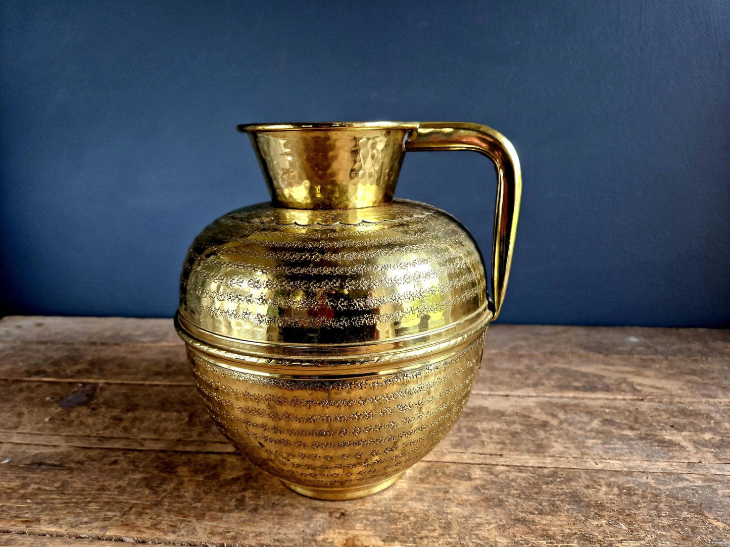 Pot à lait en laiton français, décor de ferme martelé à la main