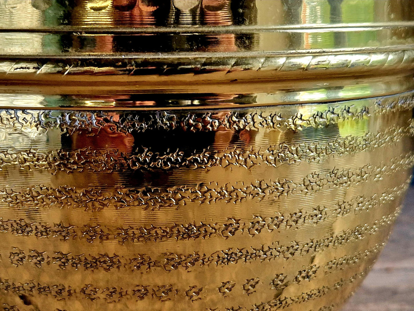 Pot à lait en laiton français, décor de ferme martelé à la main