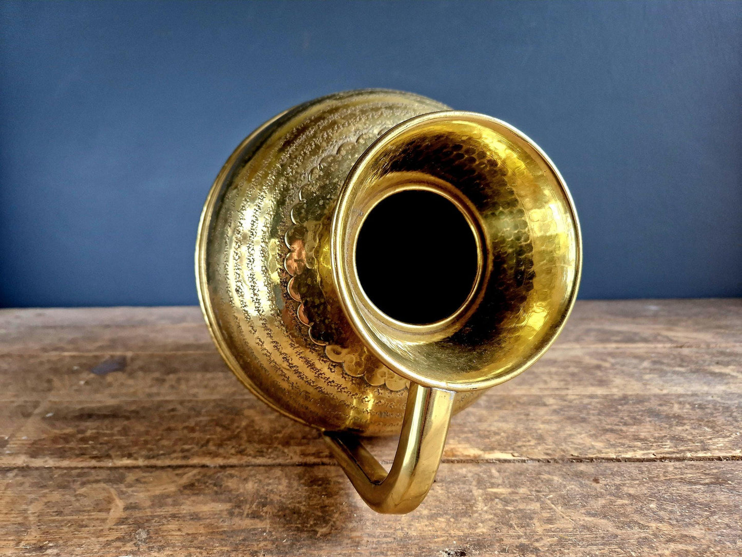 Pot à lait en laiton français, décor de ferme martelé à la main