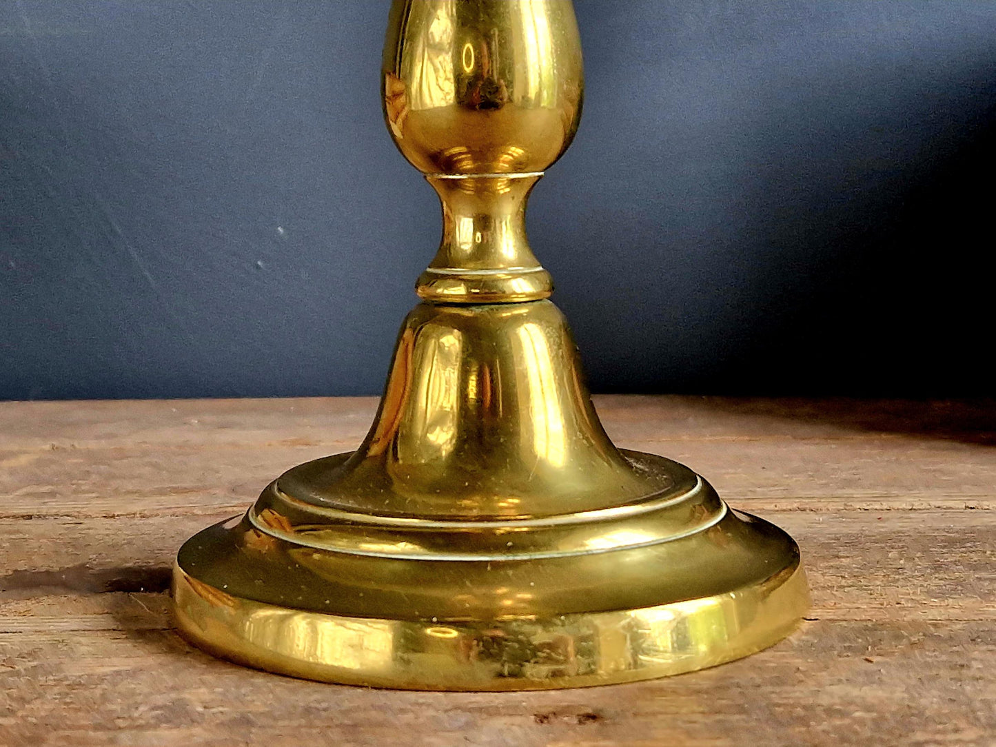 Bougeoir ancien en laiton français, décor européen du XIXe siècle