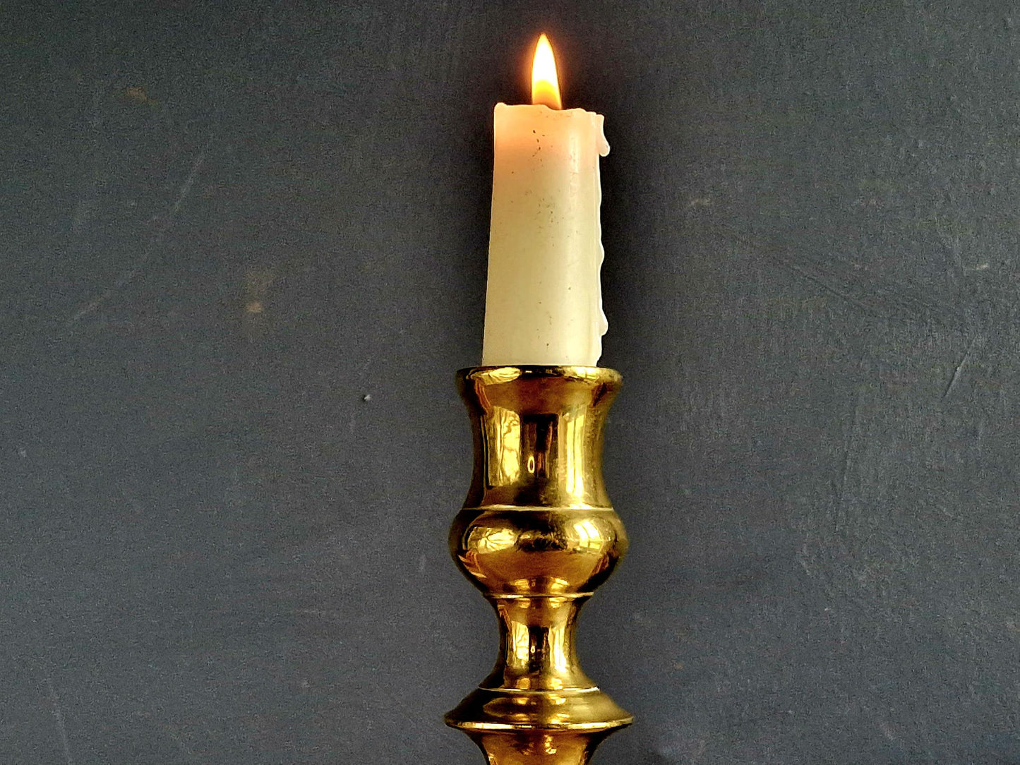 Bougeoir ancien en laiton français, décor européen du XIXe siècle