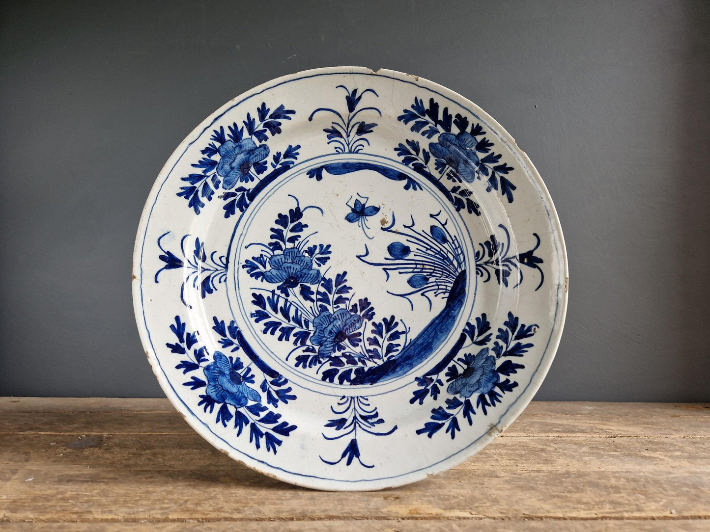 Assiette de Delft ancienne, décor floral, décor hollandais du XVIIIe siècle