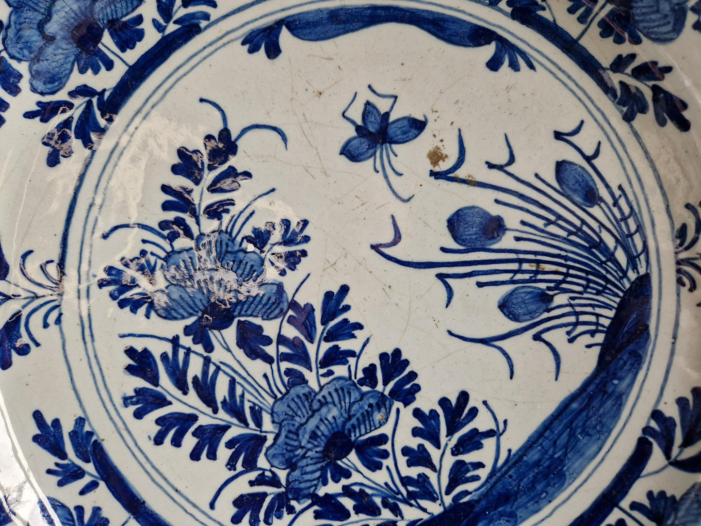Assiette de Delft ancienne, décor floral, décor hollandais du XVIIIe siècle