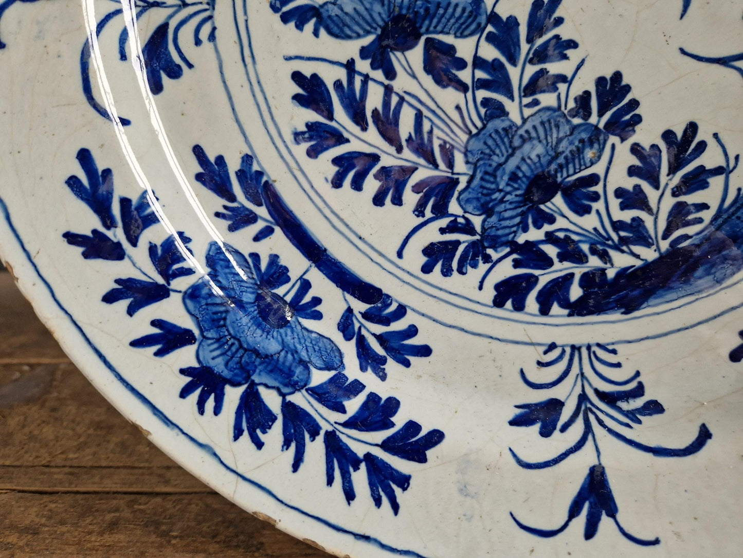 Assiette de Delft ancienne, décor floral, décor hollandais du XVIIIe siècle