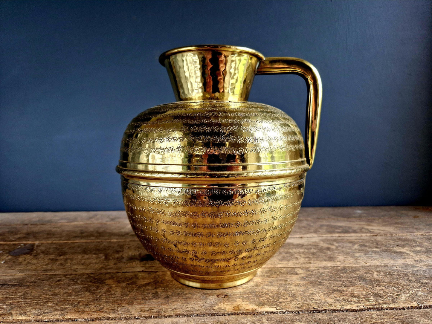 Pot à lait en laiton français, décor de ferme martelé à la main