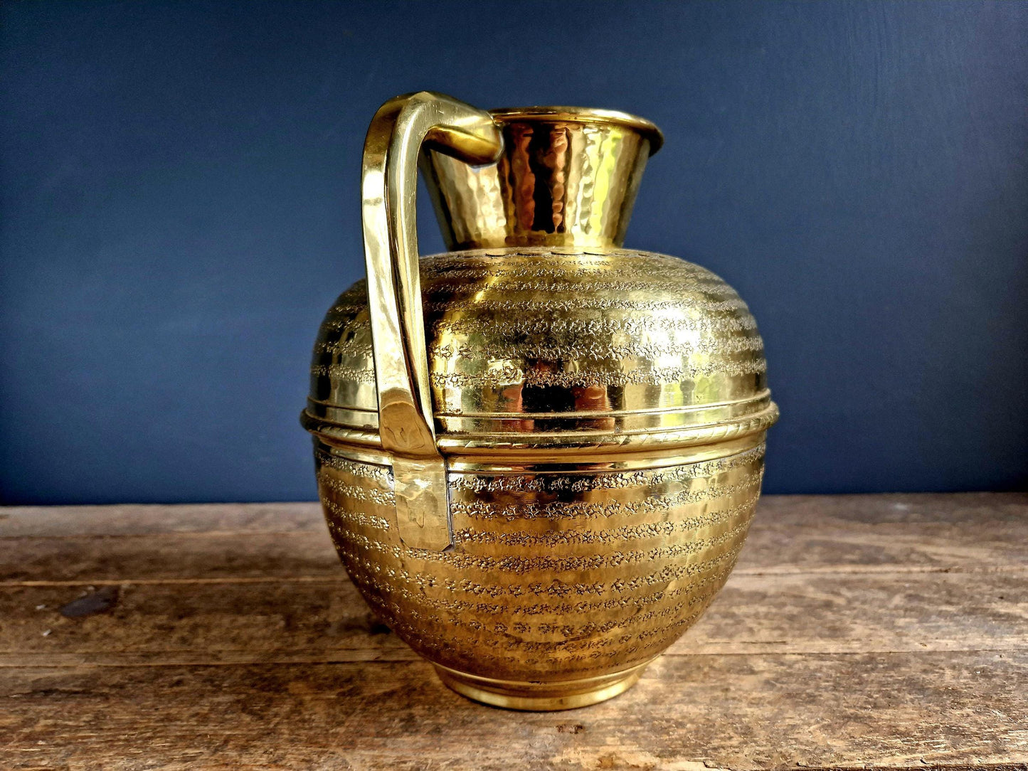Pot à lait en laiton français, décor de ferme martelé à la main