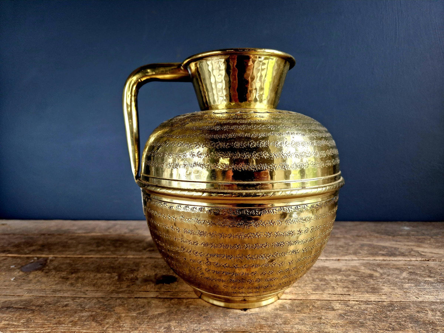 Pot à lait en laiton français, décor de ferme martelé à la main