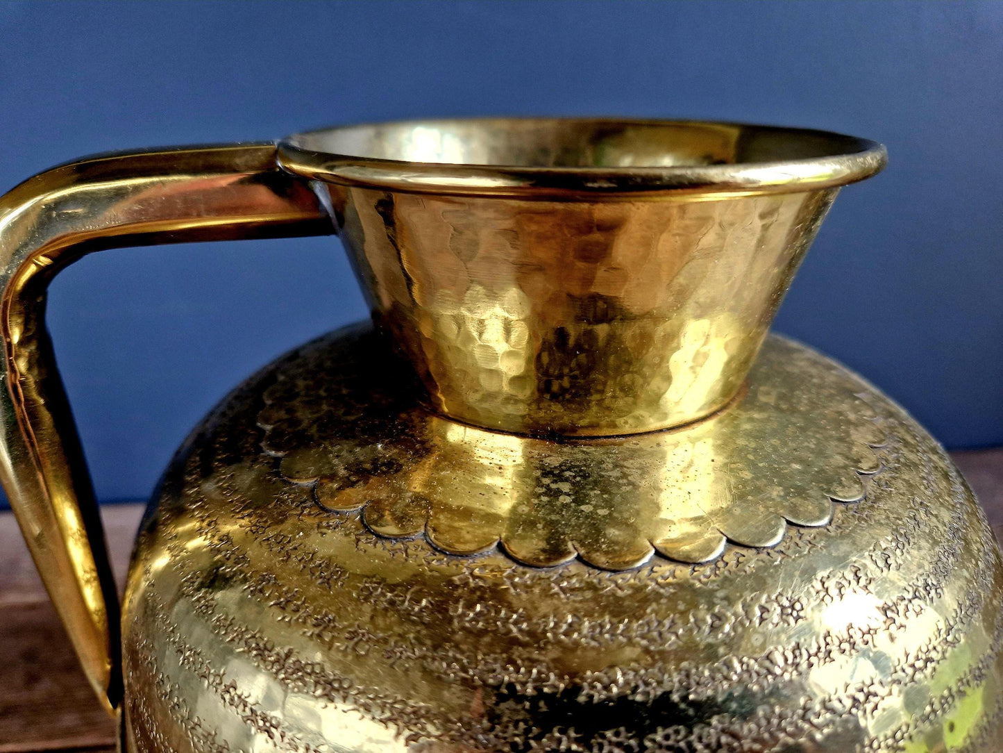 Pot à lait en laiton français, décor de ferme martelé à la main