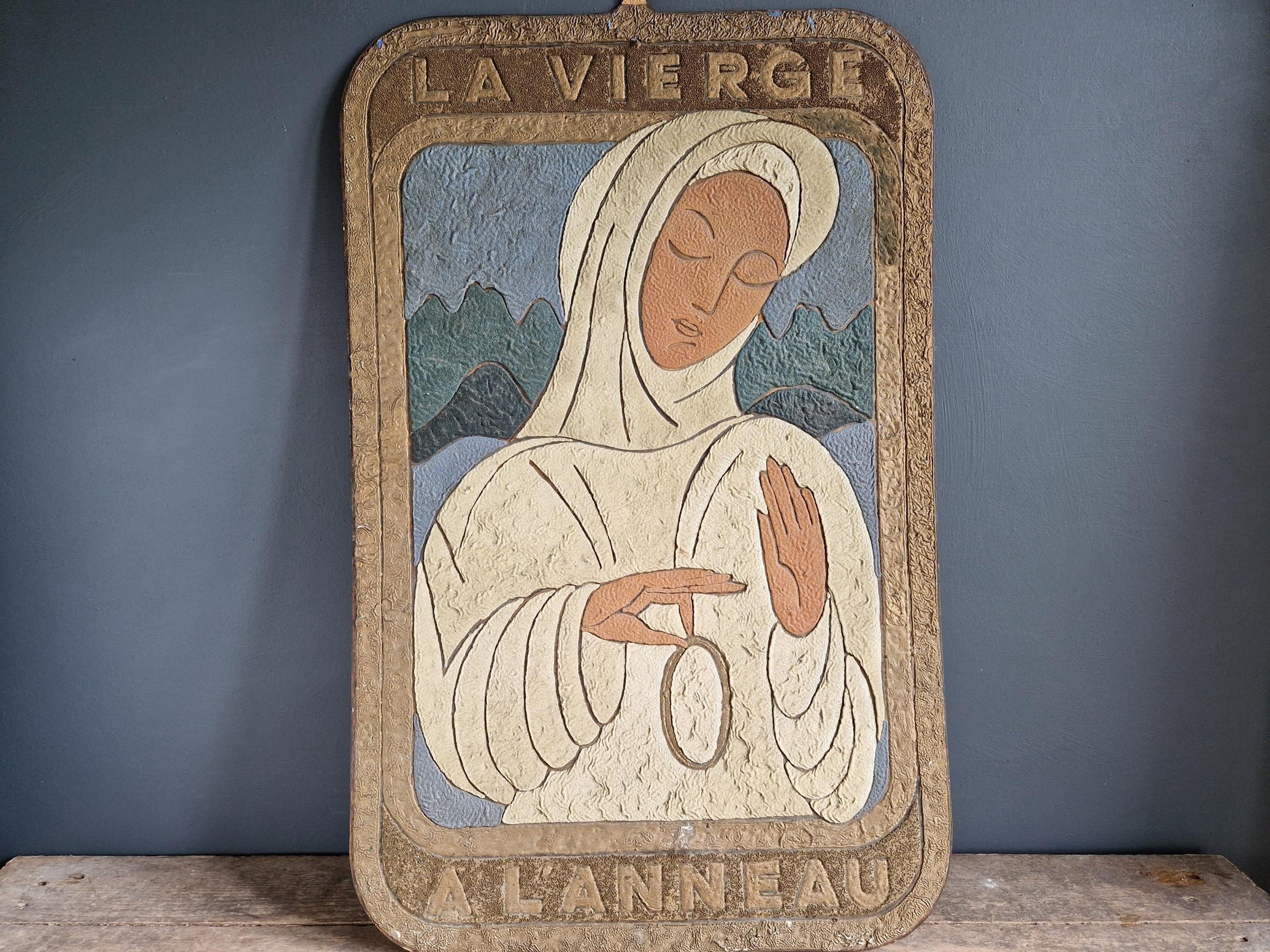 Image on board of the Virgin Mary and the ring.