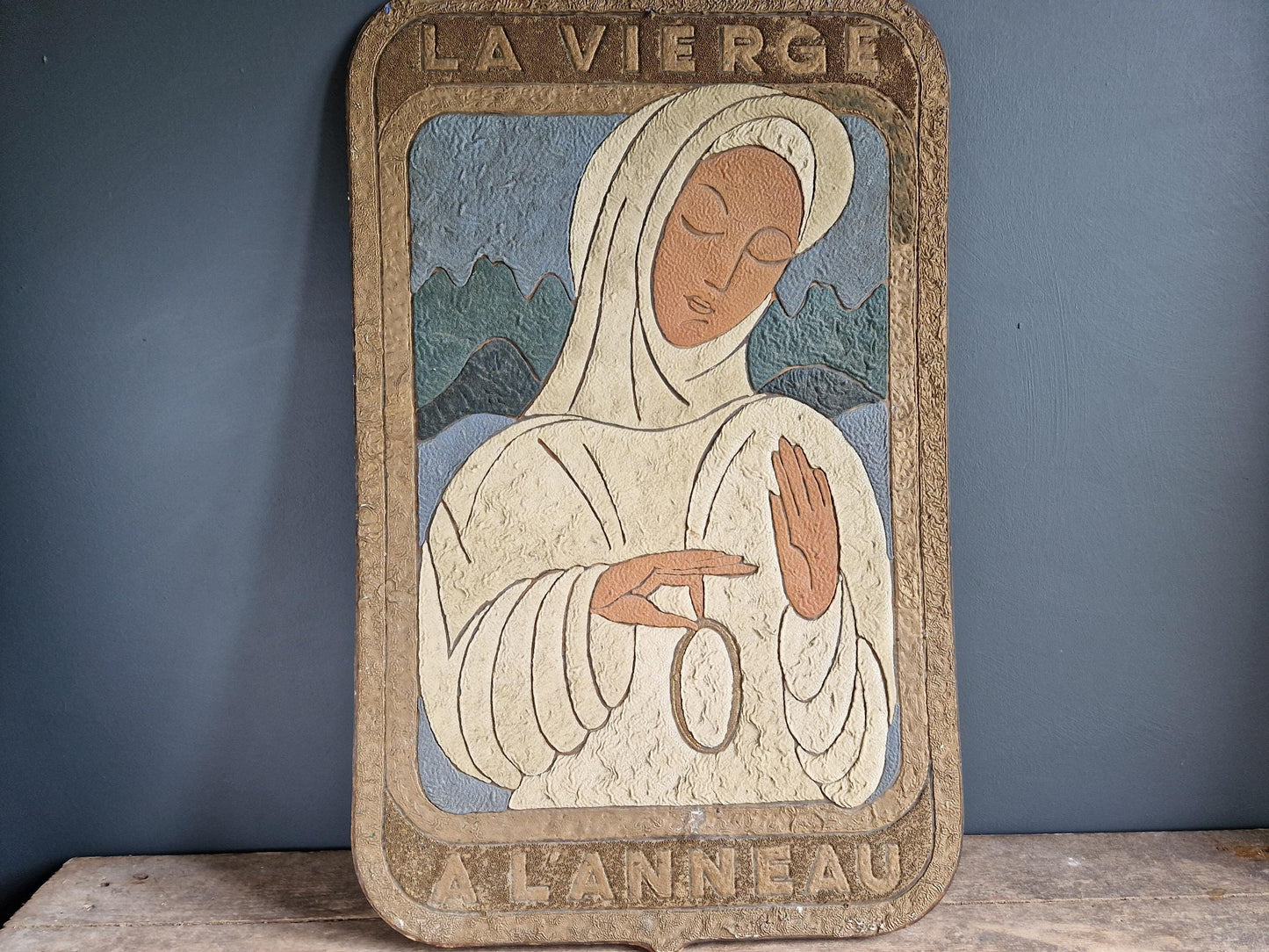 French vintage religious sign showing the Virgin Mary and the ring.