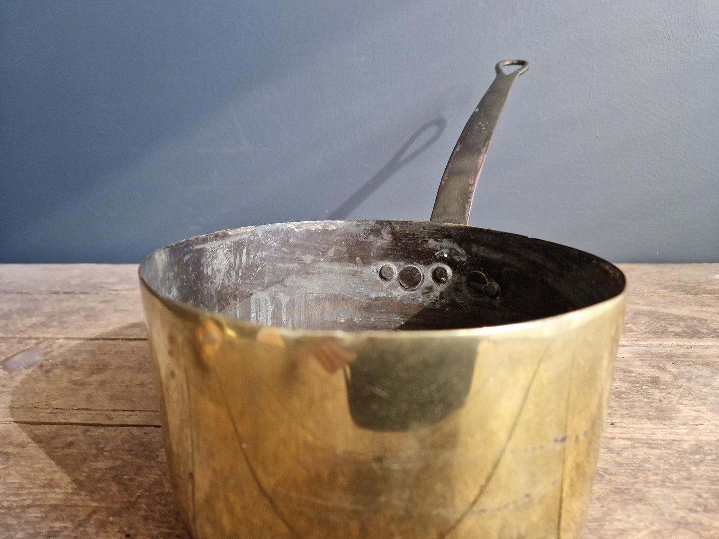 Poêle en laiton antique : Décoration de cuisine de campagne française du XIXe siècle