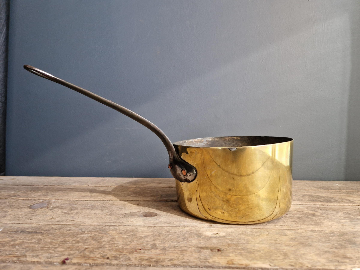 Poêle en laiton antique : Décoration de cuisine de campagne française du XIXe siècle