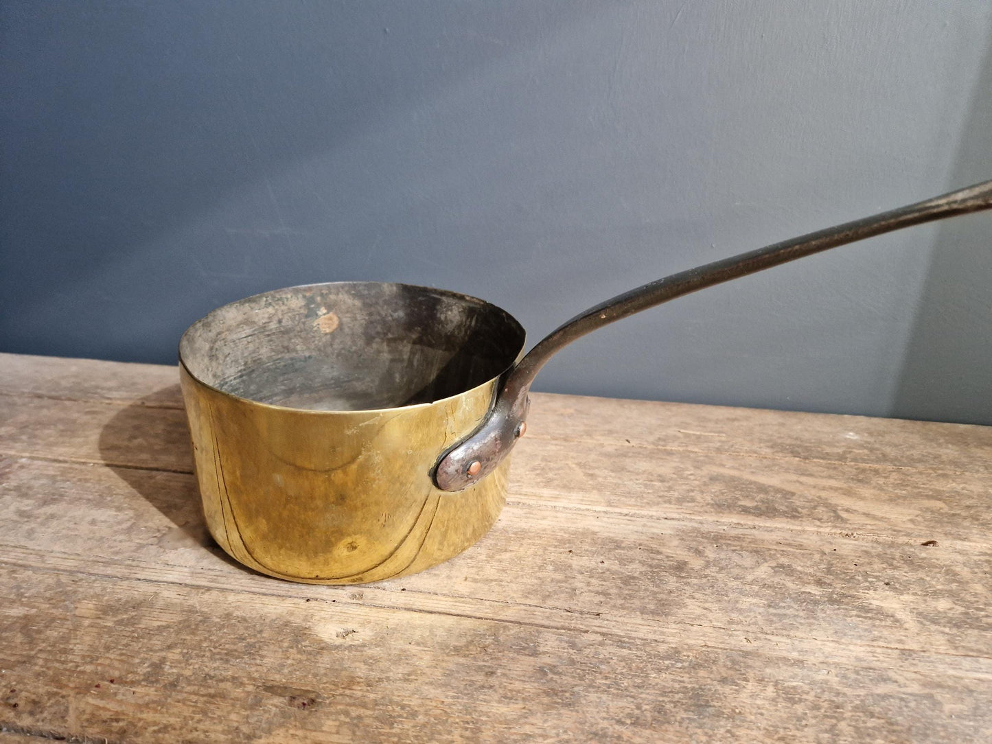 Poêle en laiton antique : Décoration de cuisine de campagne française du XIXe siècle