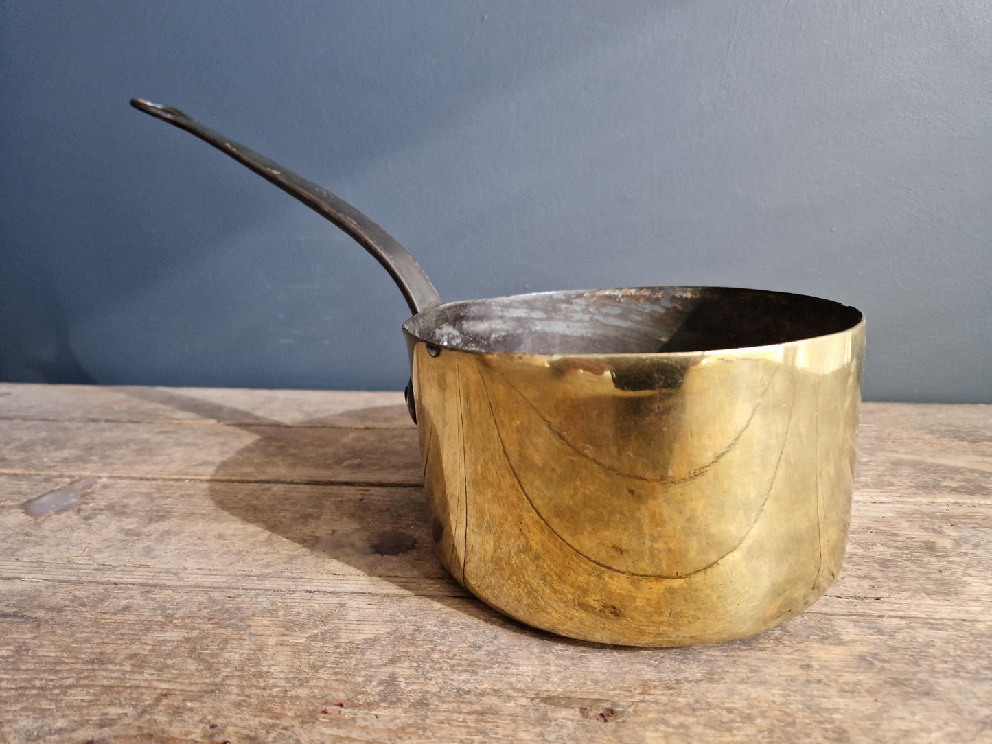 Poêle en laiton antique : Décoration de cuisine de campagne française du XIXe siècle
