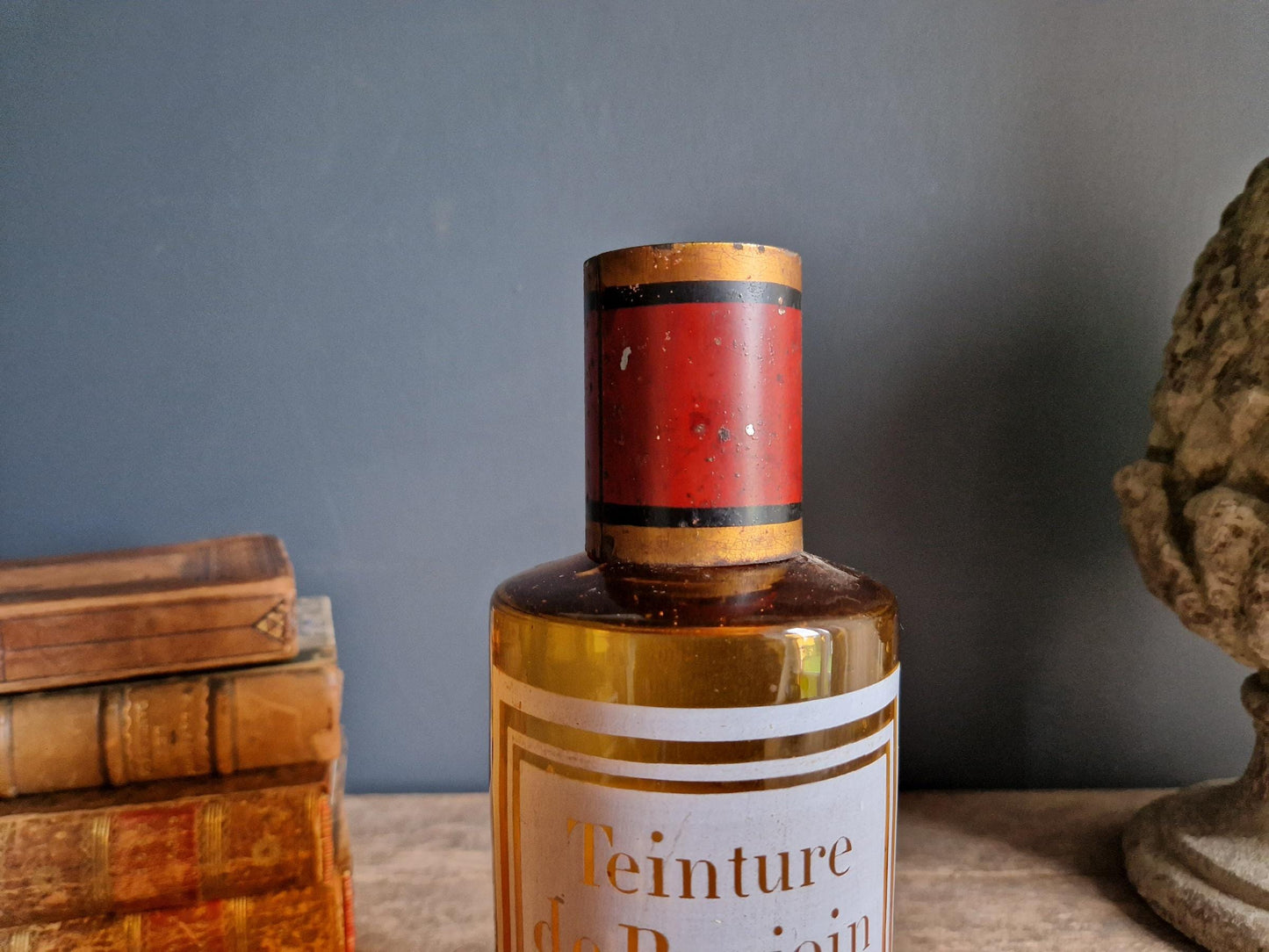 Flacon d'apothicaire ancien en verre ambré français avec couvercle en tôle.